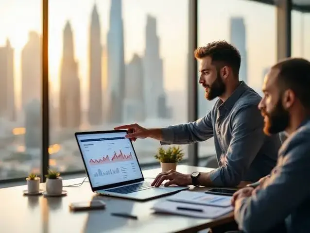 كيف تختار أفضل شركة تطوير مواقع في دبي: مقارنة المطور الداخلي بالوكالة